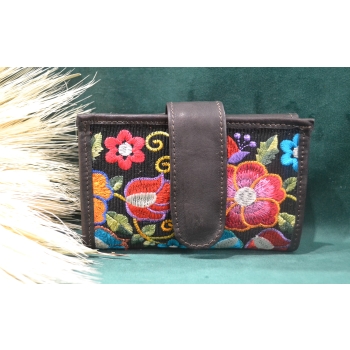 Portfel mały skórzany ciemnobrązowy z kwiatowym kolorowym haftem .